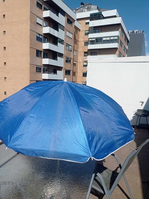 Vendo Churrasqueira e guarda sol urgência