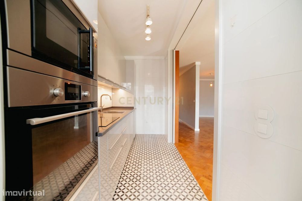 Apartamento T2  na Rua Manuel Carqueja - junto à Praça Velasquez - Por