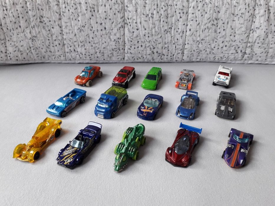 Samochodziki Hot Wheels 15 aut