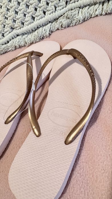 Havaianas Bege com Tira Dourada (modelo clássico) – Nova