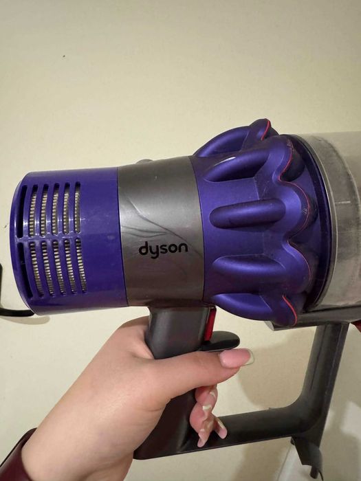 Dyson V10 odkurzacz uszkodzony + baterie + uchwyt + ładowarka