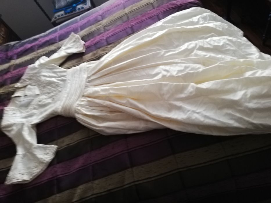 Vestido de noiva e.veu comprido em.seda.selvagem