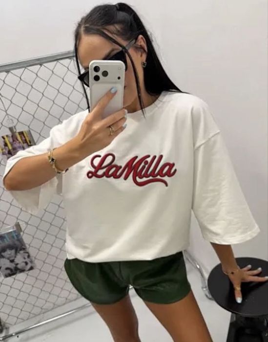 LA MILLA / t-shirt z haftowanym czerwonym logo / biały / oversize