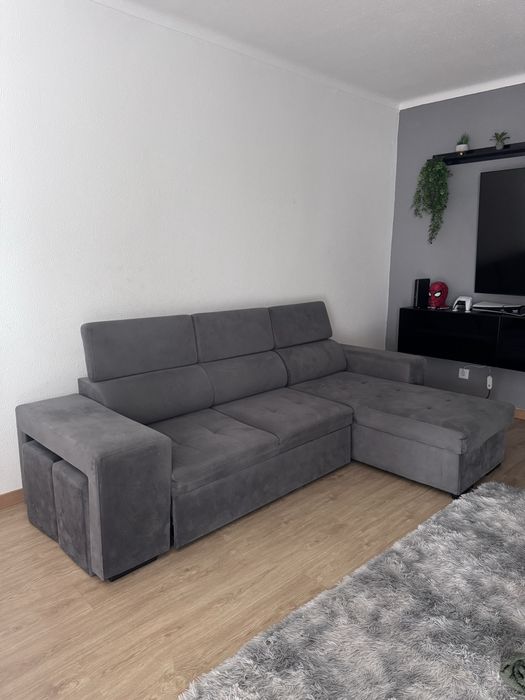 Sofa usado, poucas marcas de uso.