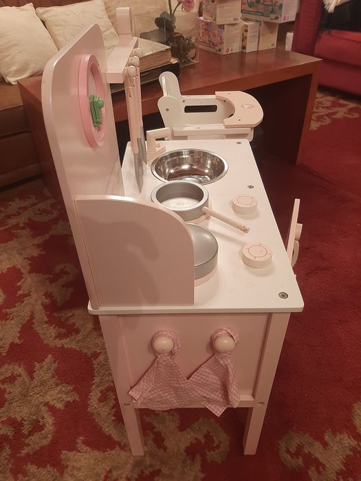 Cozinha e cadeira de bebé em óptimo estado, motivo de venda espaço