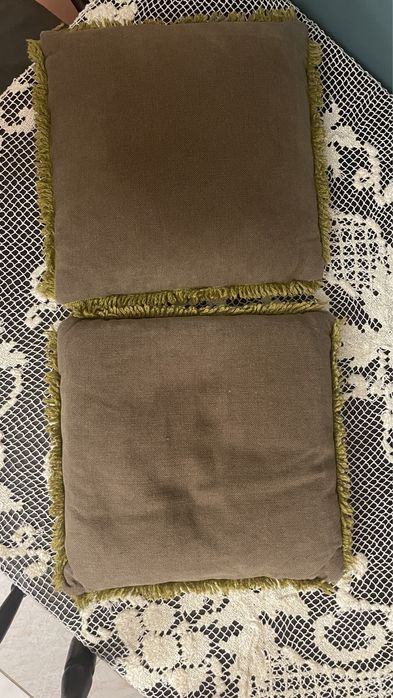Dwie wyszywane poduszeczki