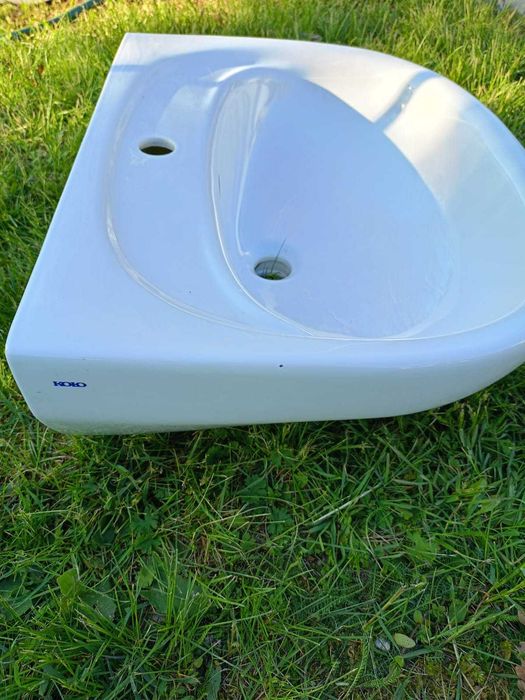 Umywalka z półpostumentem firmy Koło