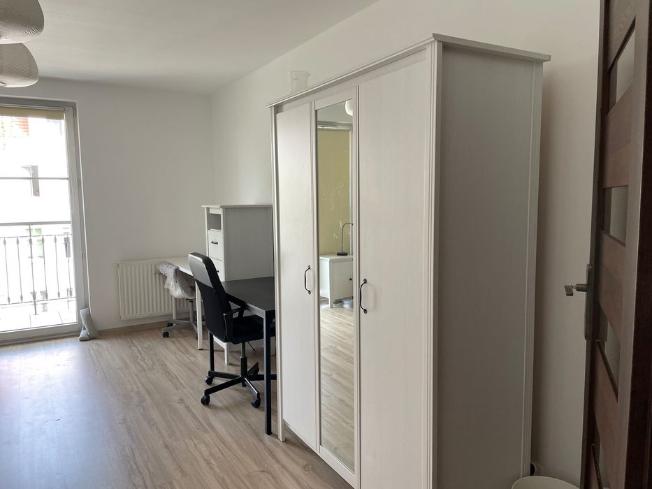 Duży pokój dwuosobowy z miejscem garażowym w centrum