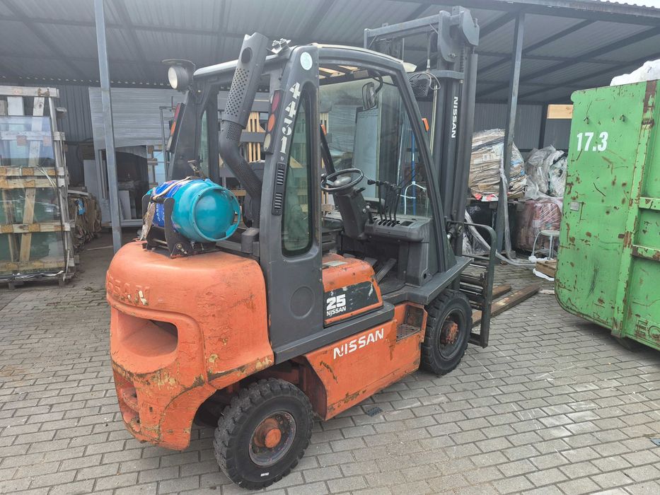 Wózek widłowy Nissan UD02A25PQ  2003 rok