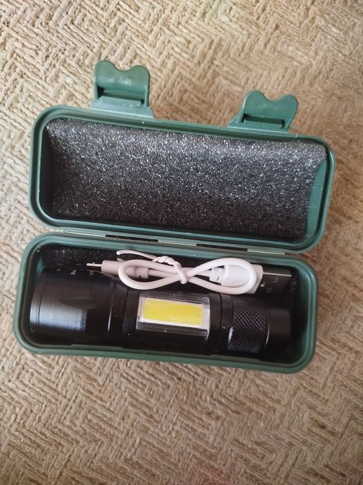 Акумуляторний ліхтарик (фонарик).