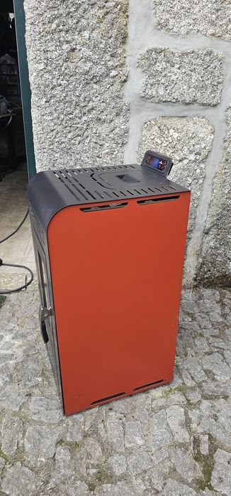 Salamandra a pellets em bom estado da marca Bronpi, com comando