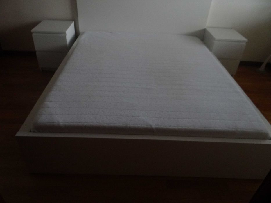 Cama Matrimonial - Confortável e Moderna com 2 mesinhas de cabeceira