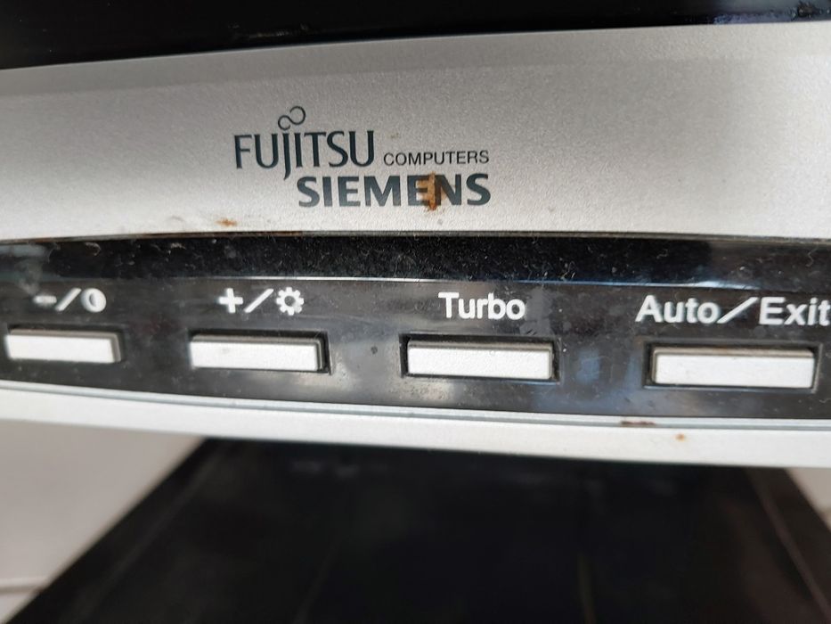 Komputer HP  z monitorem.