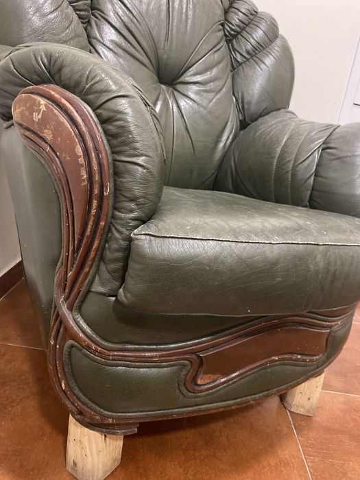 Cadeirão grande antigo em pele verde
