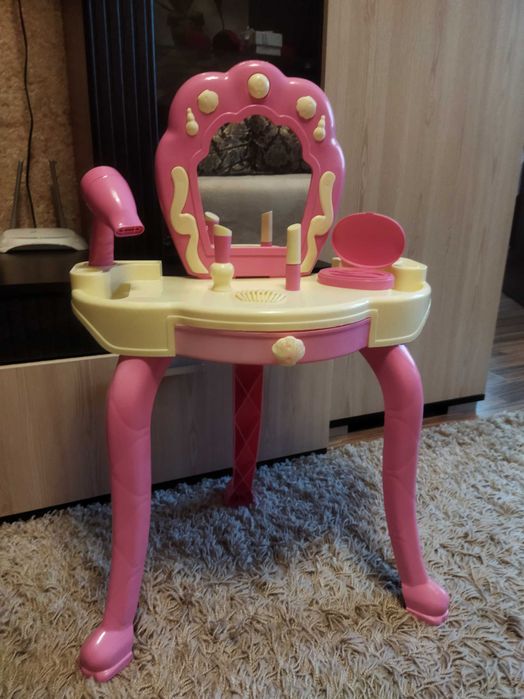 Столик для макіяжу маленькій принцесі