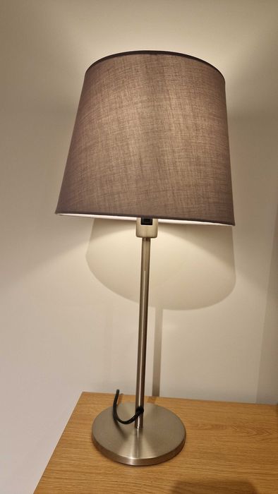 Candeeiro de mesa cinzento