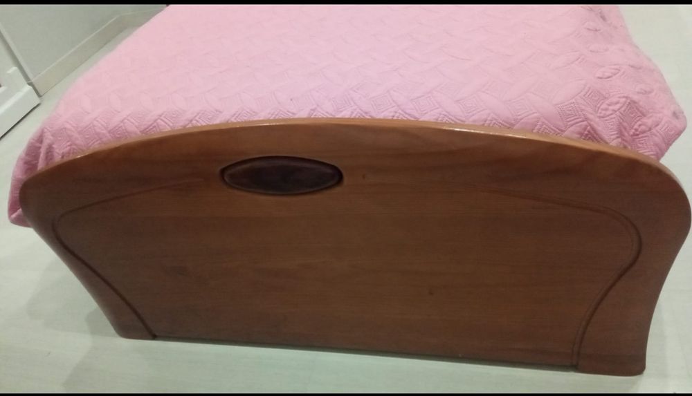 Mesinha de cabeceira, cabide e cama para quarto de criança/solteiro