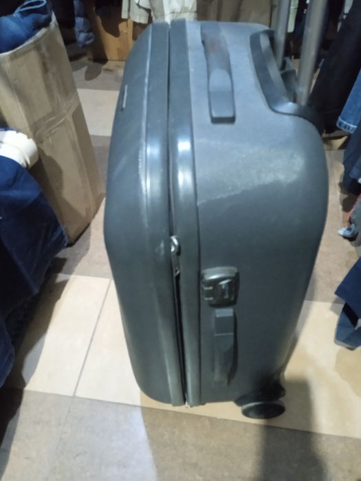 Фабричный чемодан/карбон/ на больших колесах