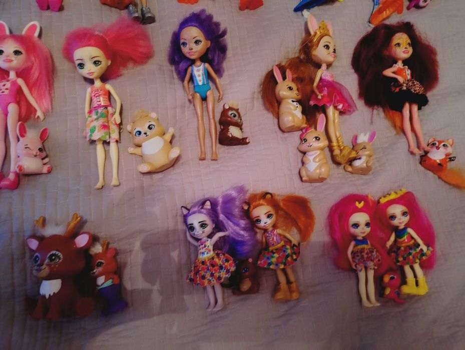 Zamek enchantimails plus lalki ze zwierzętami.