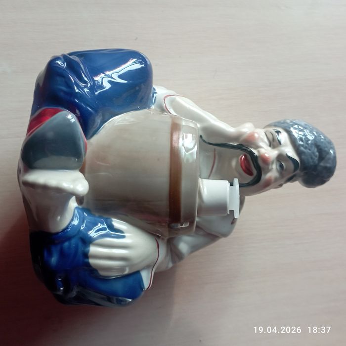 Статуетка порцелянова "Козак з бочкою"