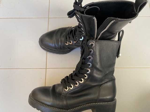 Botas pretas tipo tropa
