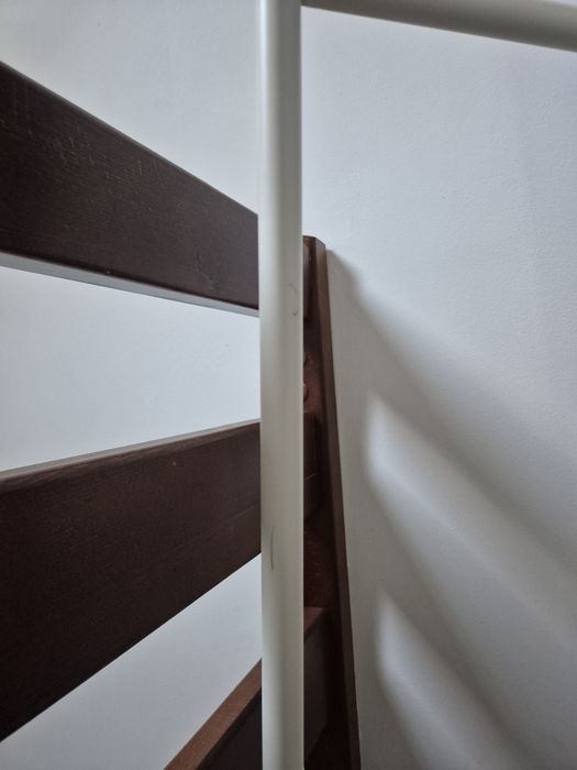 Stojące lustro IKEA z miejscem na wieszaki KNAPPER