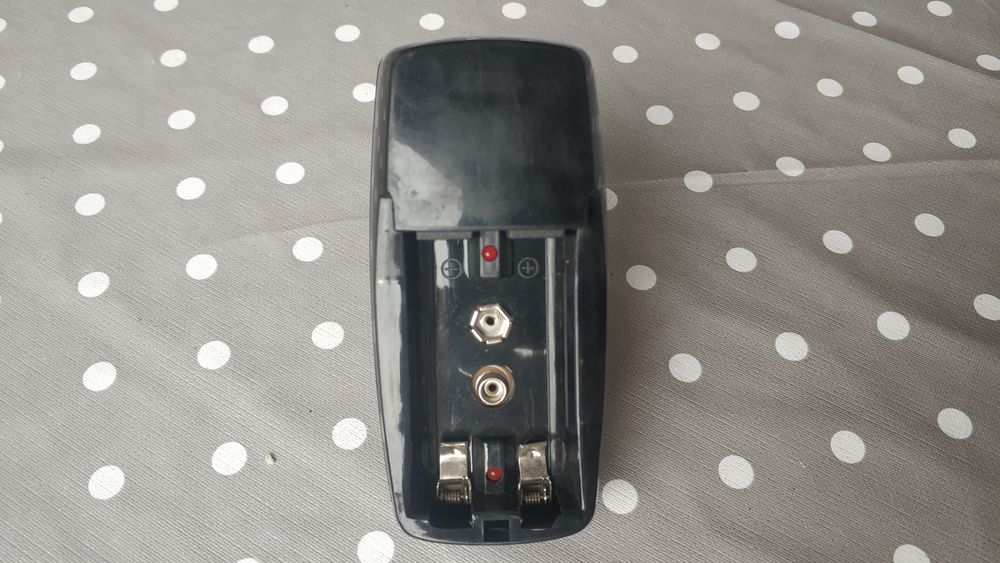 Carregador de Pilhas AA / AAA / 9V