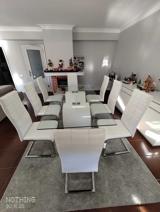 mesa de vidro com 8 cadeiras