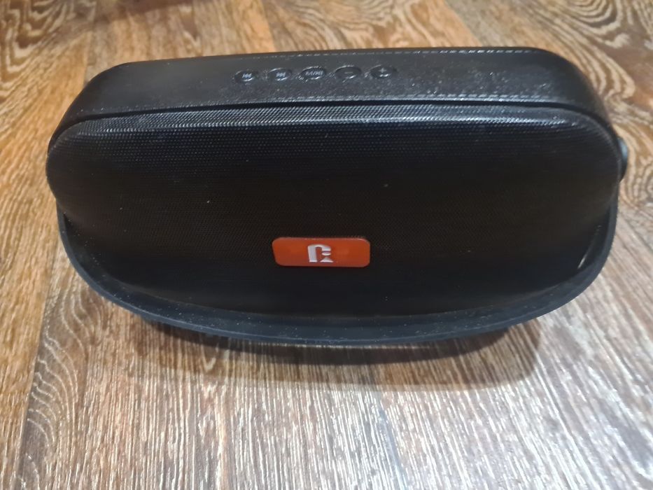 Отличный подарок. Музыкальная блютуз колонка. Как Новая.