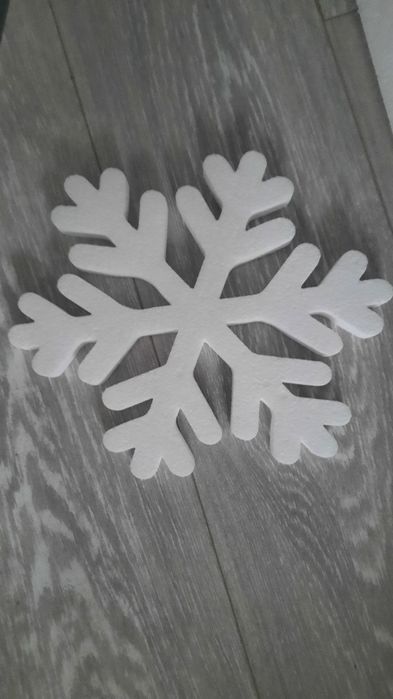 Сердця,сніжинки та різні вироби  з пінопласту