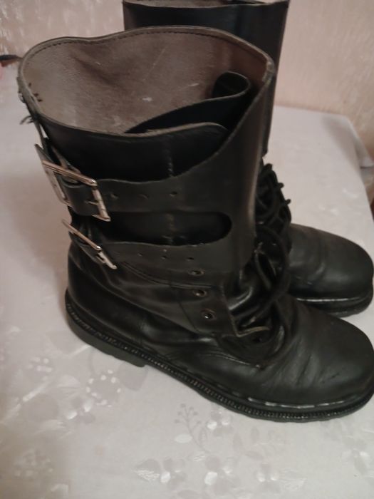 Кирзові чоботи , берці.