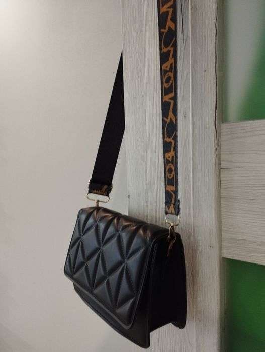 Mała pikowana czarna torebka kolorowy pasek