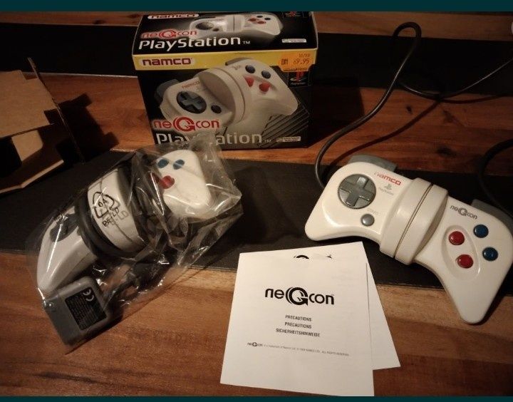 Dwa unikatowe kontrolery PS1 kompatybilne z PS2.. stan perfekcyjny