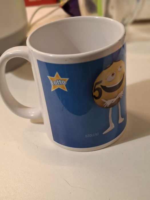 Dwa kubki jeden z lotto, a drugi ze zdrapek lotto.. pojemność kubków  250 ml.