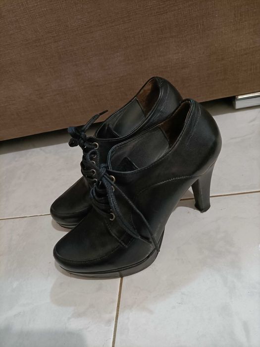 Botins em couro pretos