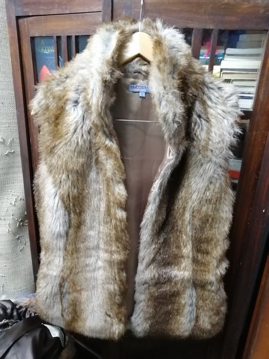 Colete em pele de tons acastanhados