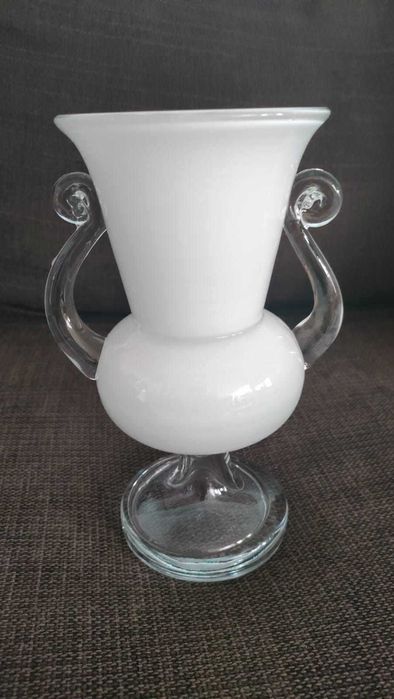 Wazon Tarnowiec mleczne białe szkło