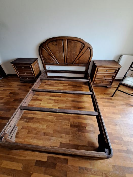 Cama, dois camiseiras e cadeira tudo castanho velho maciço