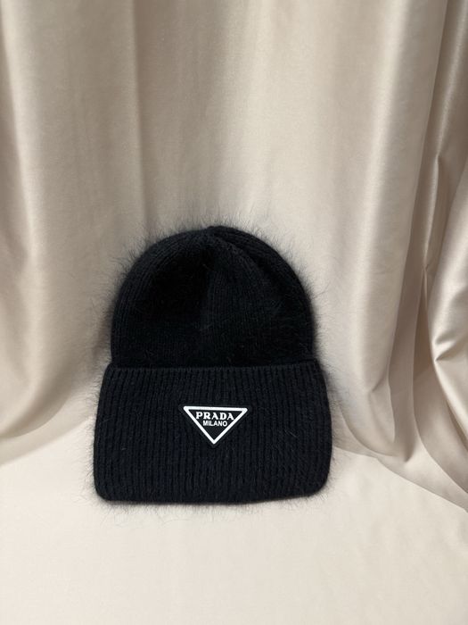 Зимняя вязаная шапка