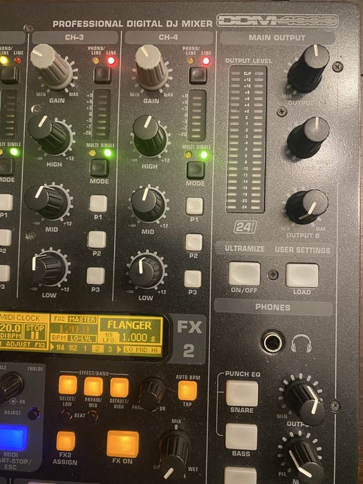 Mesa de mistura Behringer DDM 4000