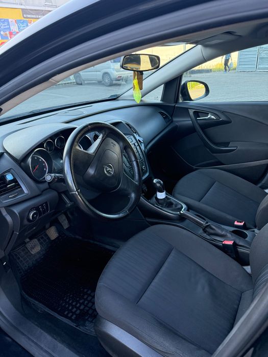 Opel Astra J 2011