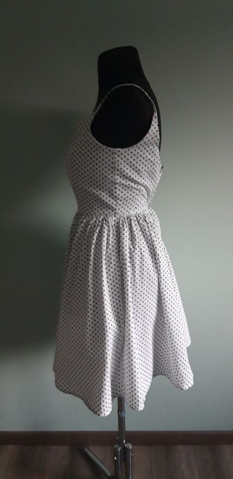Biała sukienka w czarne kropki grochy S 36