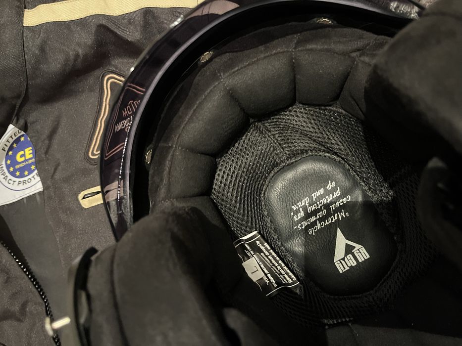 Conjunto capacete casaco e luvas