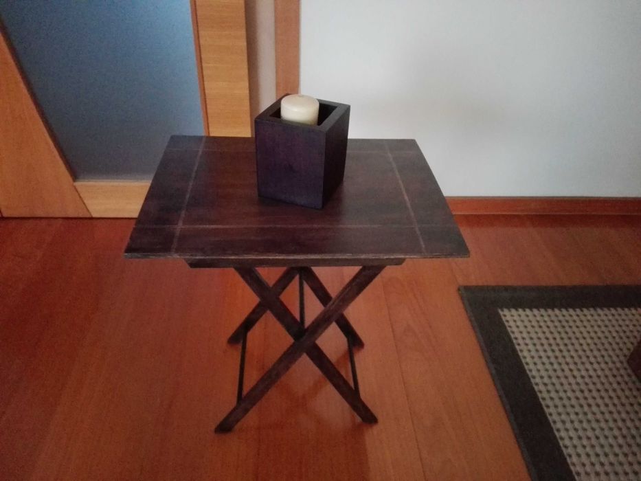 Cadeiras, porta revistas, tabuleiros, mesa de chá...