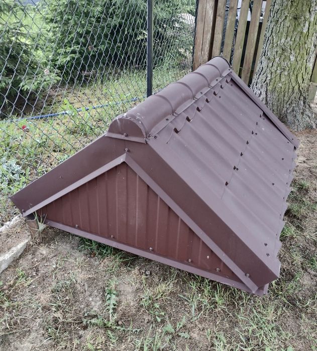 Elegancki solidny daszek, zadaszenie nad studnie