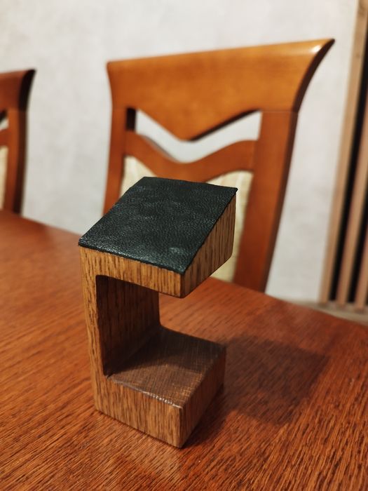 Drewniany stojak na zegarek