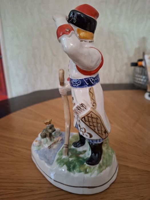 Фарфоровая статуэтка