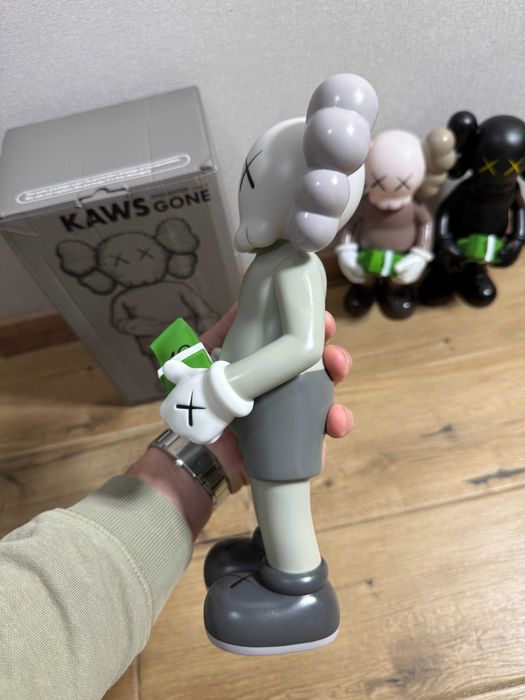 Фігурка KAWS Bearbrick CASH | стильна колекційна іграшка-статуетка Кавс Бербрик у сучасному арт-дизайні з грошовим мотивом