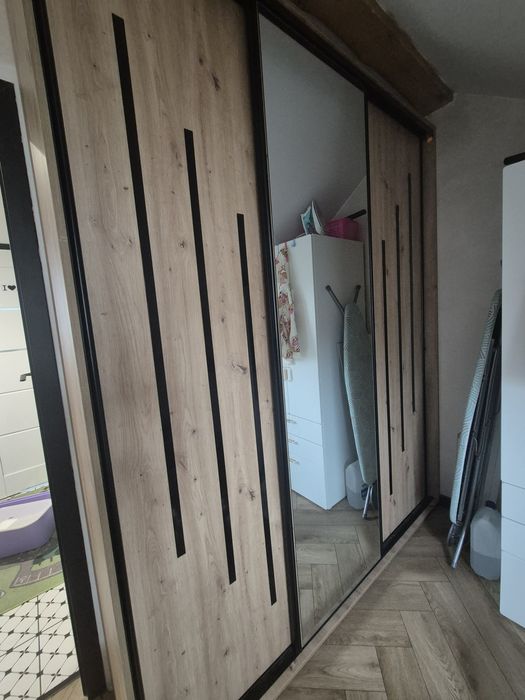 Szafa przesuwna w lustrem