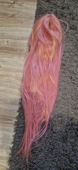 Różowa peruka dl włosy